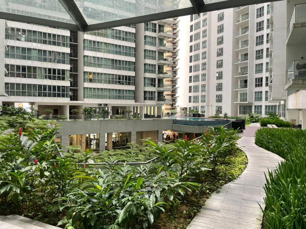 Infinity Pool Dorms Klcc View By Regalia Hostel Kuala Lumpur Exterior photo