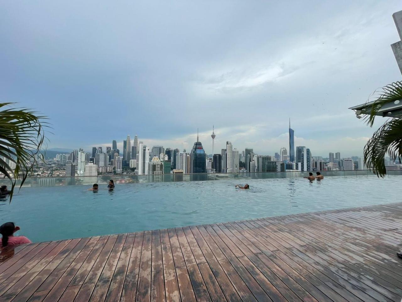 Infinity Pool Dorms Klcc View By Regalia Hostel Kuala Lumpur Exterior photo