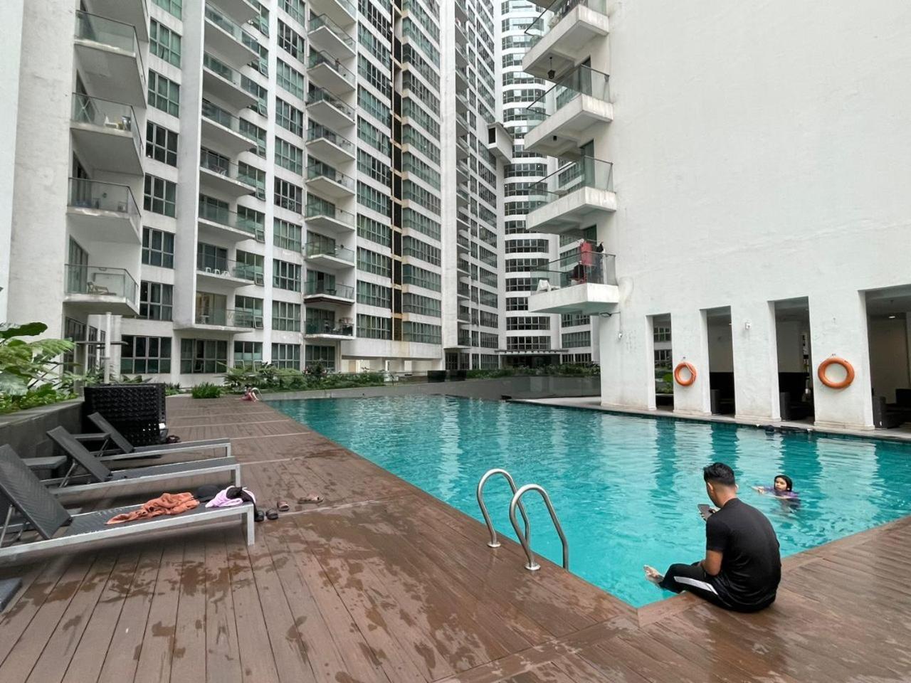 Infinity Pool Dorms Klcc View By Regalia Hostel Kuala Lumpur Exterior photo